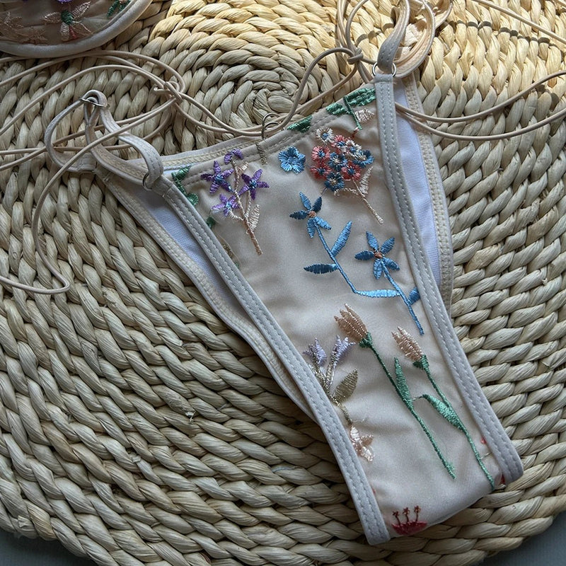 Biquíni Meia Taça Detalhes Bordados - Outlet do Cazé