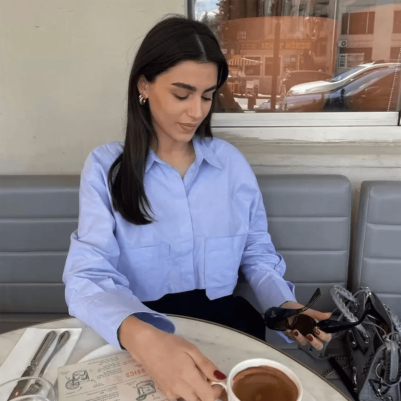 Camisa Cropped Feminina com Bolsos Recortados - Outlet do Cazé