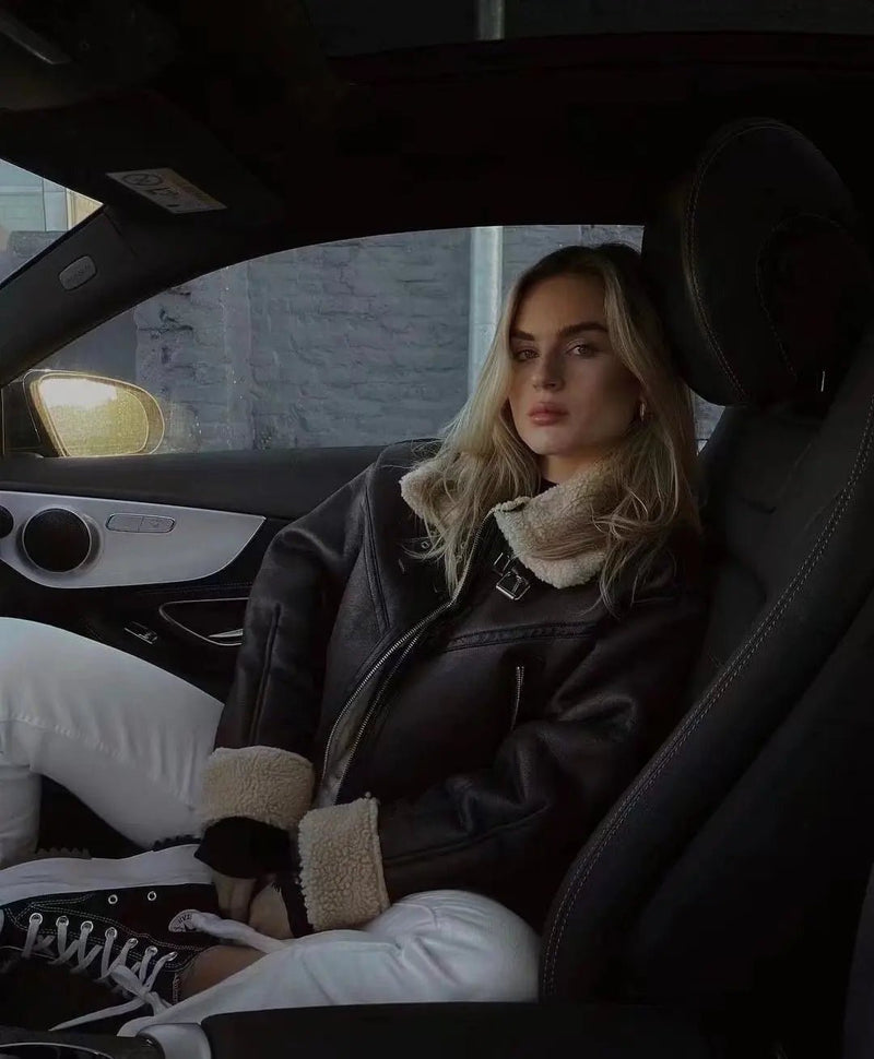 Jaqueta de Couro Feminina Com Pelos - Estilo e Aconchego para o Inverno - Outlet do Cazé