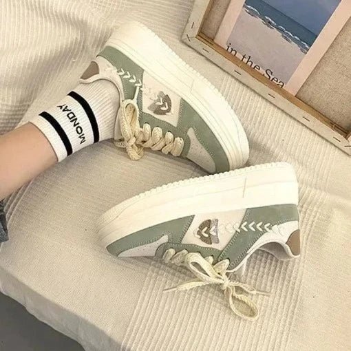 Tênis Feminino com Detalhes Bordados - Estilo e Conforto em Cada Passo - Outlet do Cazé
