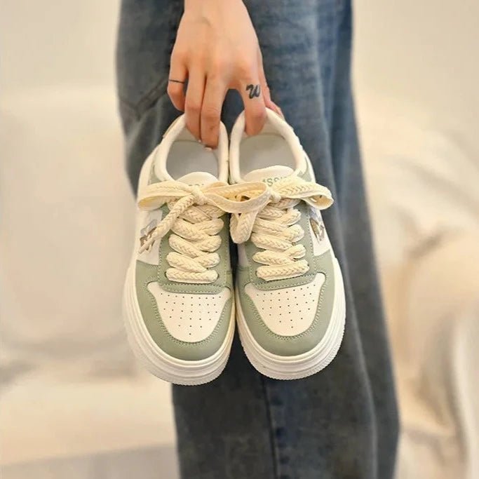 Tênis Feminino com Detalhes Bordados - Estilo e Conforto em Cada Passo - Outlet do Cazé